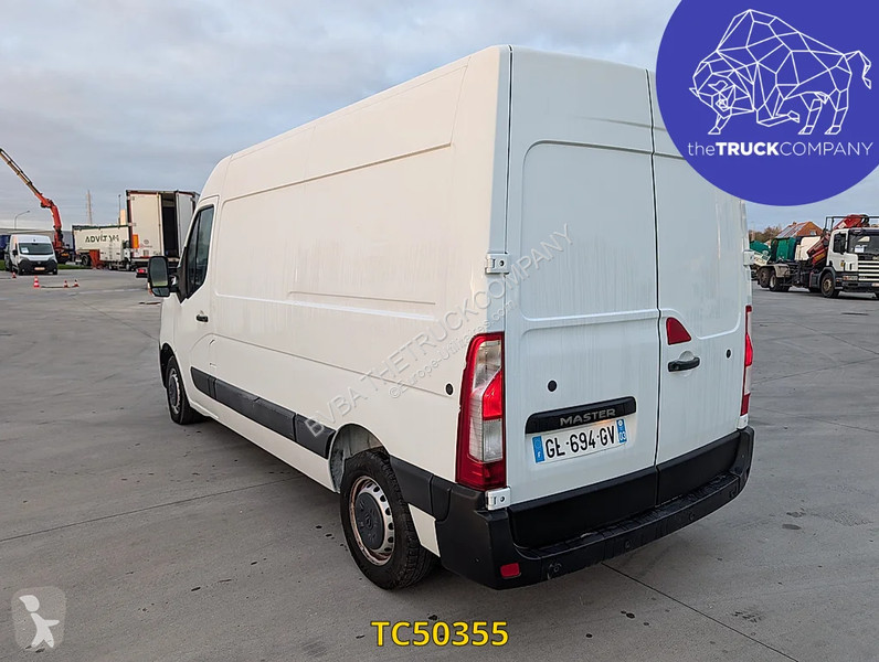 Renault 135 L2H2 van