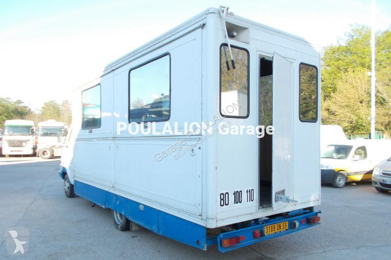 Véhicule utilitaire Renault destiné pour...