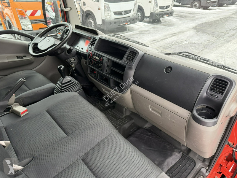 عربة نفعية Nissan