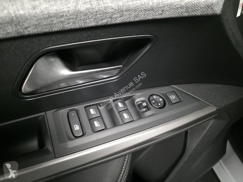 Samochód dostawczy Peugeot 3008 1.2i Hybrid...