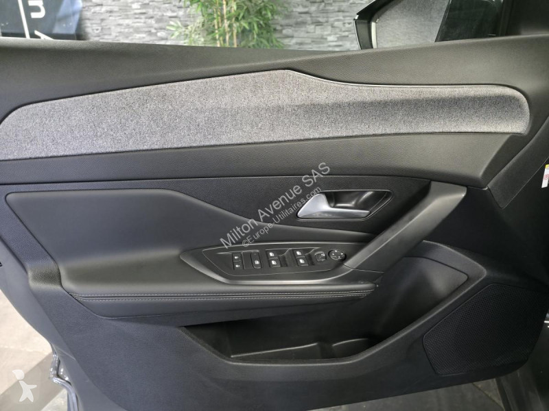 Véhicule utilitaire Peugeot 408 1.2i Hybrid...