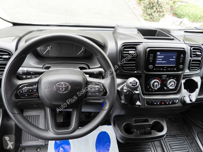 عربة نفعية Toyota MAX
