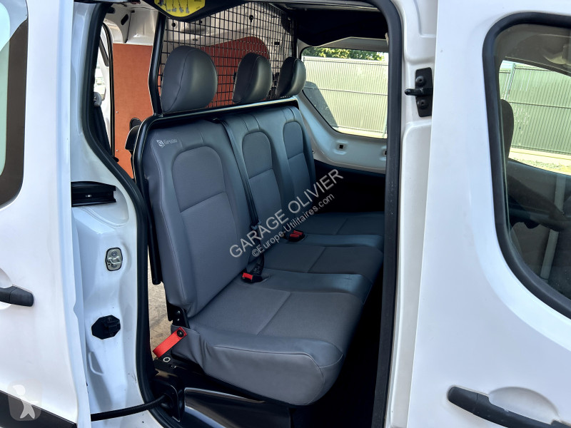 Véhicule utilitaire Peugeot Long Cabine...