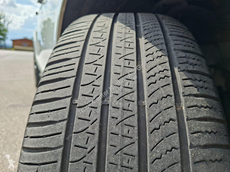 Samochód dostawczy Land Rover R-Dynamic S 200...