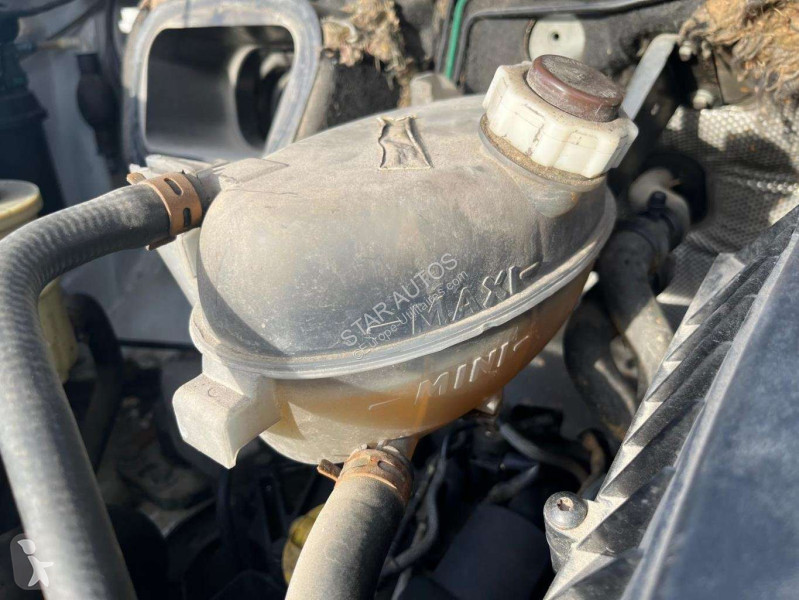 عربة نفعية Nissan