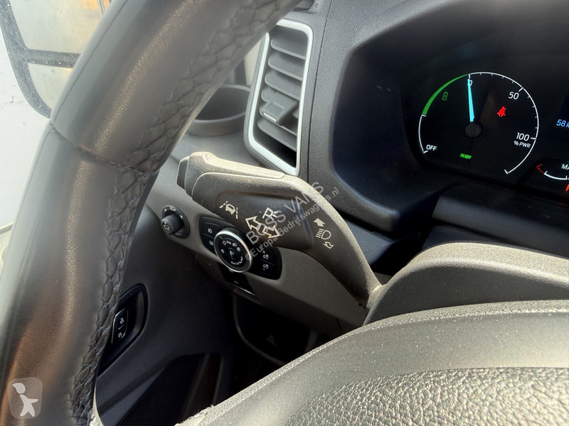 Véhicule utilitaire Ford 68kWh 184PK L4H3...