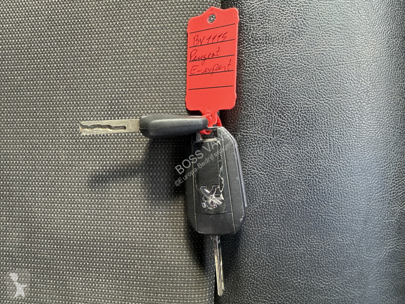 Véhicule utilitaire Peugeot 75 kWh 136PK L2H1...