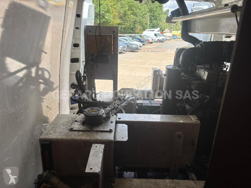 Véhicule utilitaire Iveco CAISSE POLYFOND...