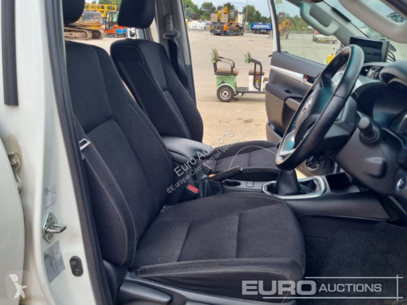 Véhicule utilitaire Toyota Hilux Invincible