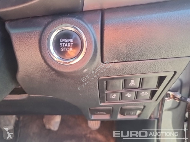 Véhicule utilitaire Toyota Hilux Invincible X