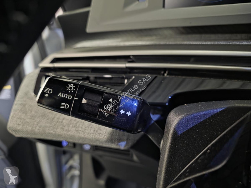 Samochód dostawczy Peugeot 3008 1.2i Hybrid...