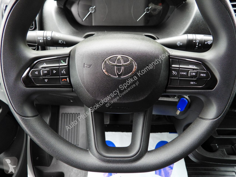 عربة نفعية Toyota MAX