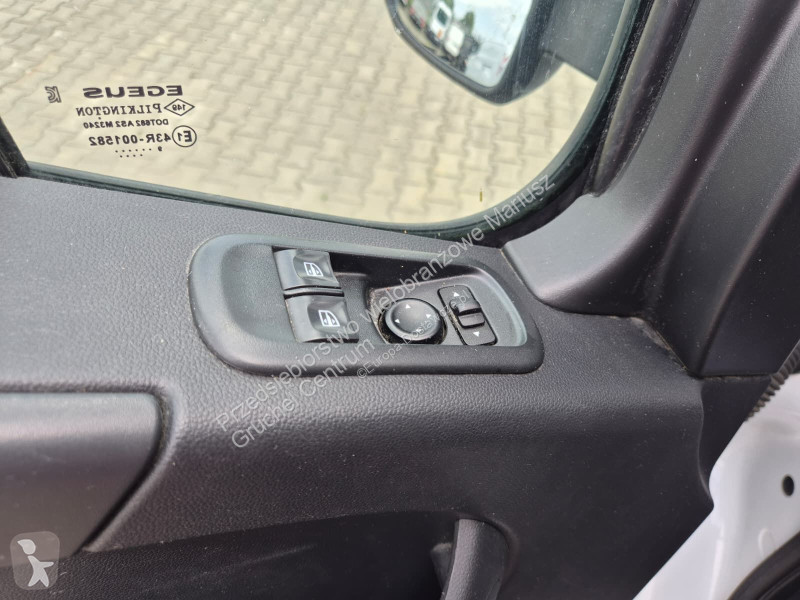 Лекотоварен автомобил Renault Master 2.3 -...