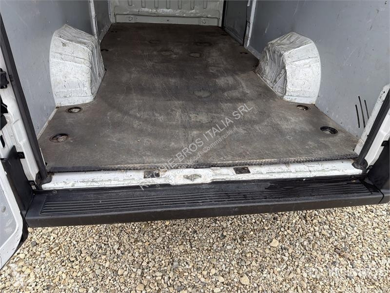 Véhicule utilitaire Opel 2.2