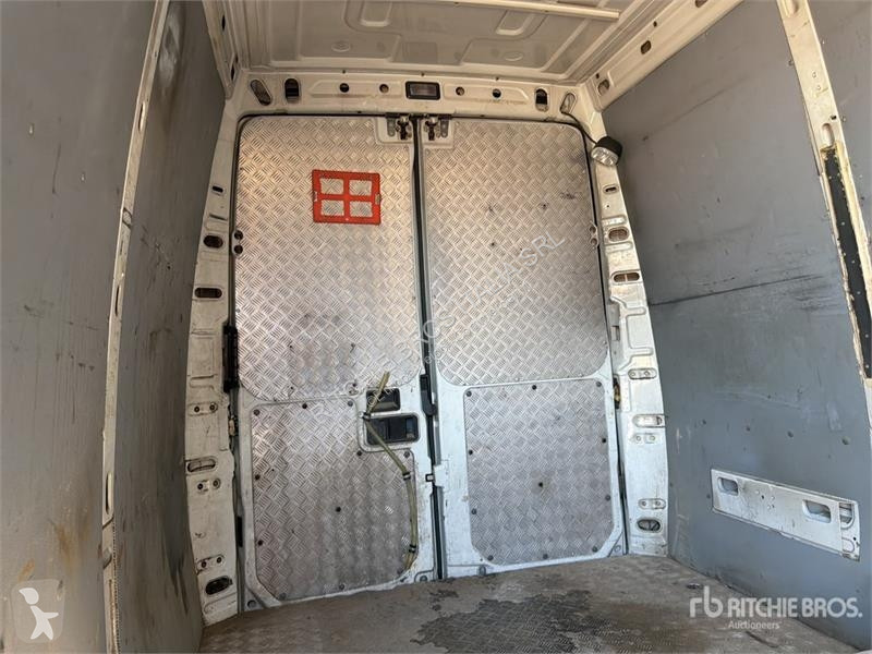 Furgoneta Iveco 35C15 Cargo Van