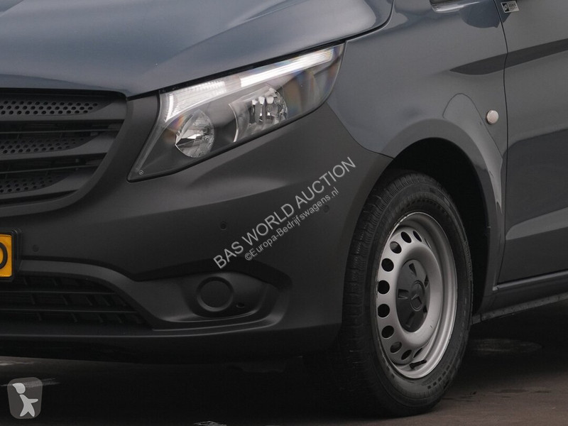 Autoutilitară Mercedes 110