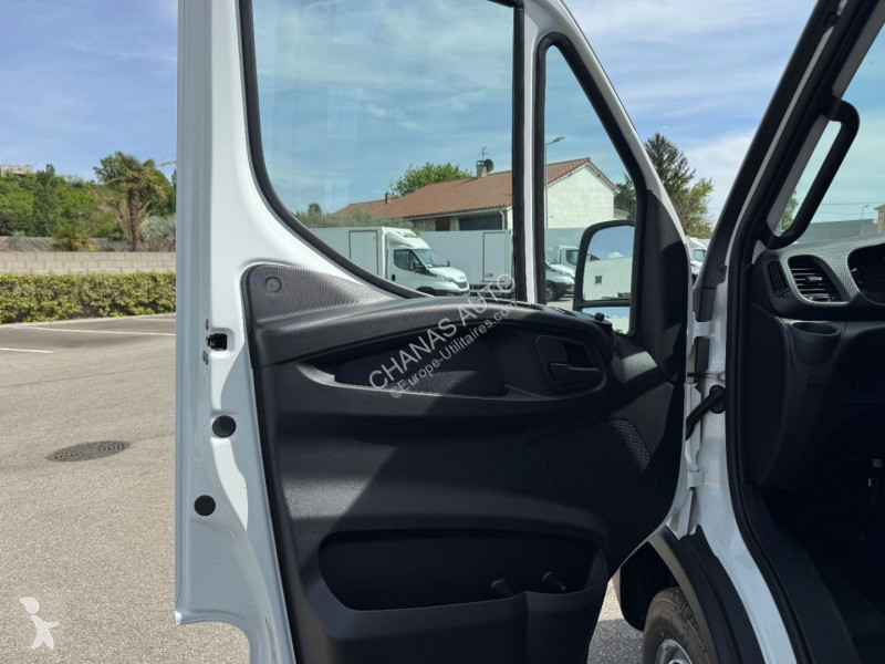 Véhicule utilitaire Iveco 35C18 A8 180CV 3L...
