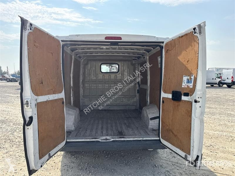 Комерційні автомобілі Peugeot Cargo Van