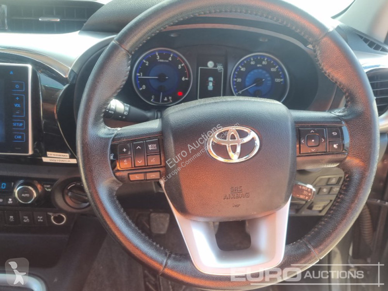 Véhicule utilitaire Toyota Hilux Invincible X