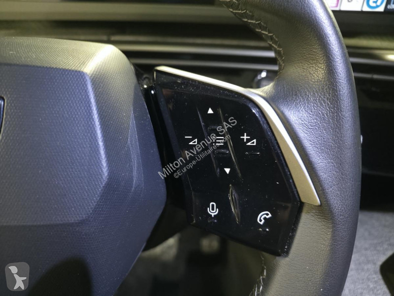 Samochód dostawczy Peugeot 3008 1.2i Hybrid...