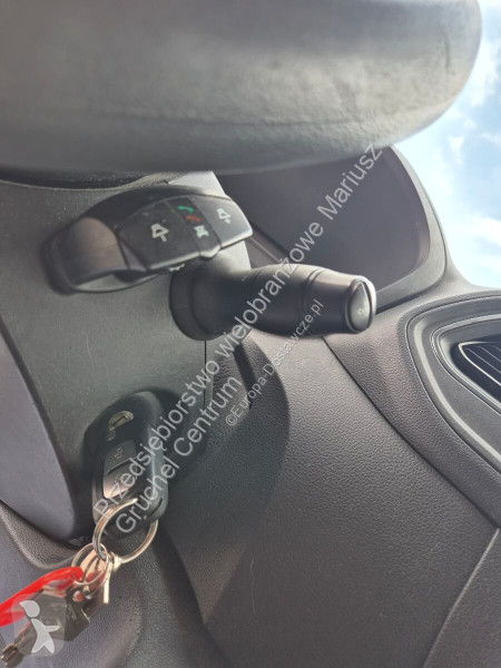 Лекотоварен автомобил Renault Master 2.3 -...