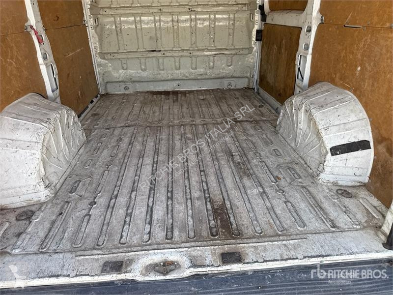 Комерційні автомобілі Peugeot Cargo Van