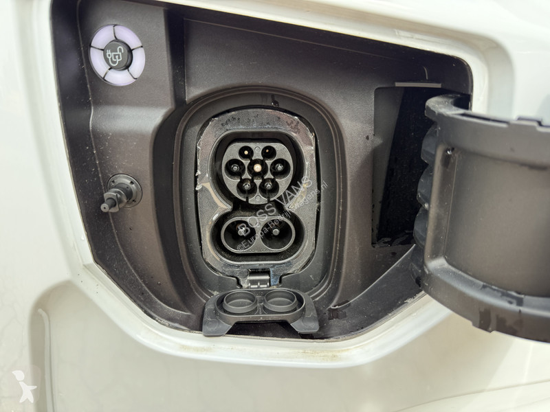 Лекотоварен автомобил Ford 71kWh 136PK...