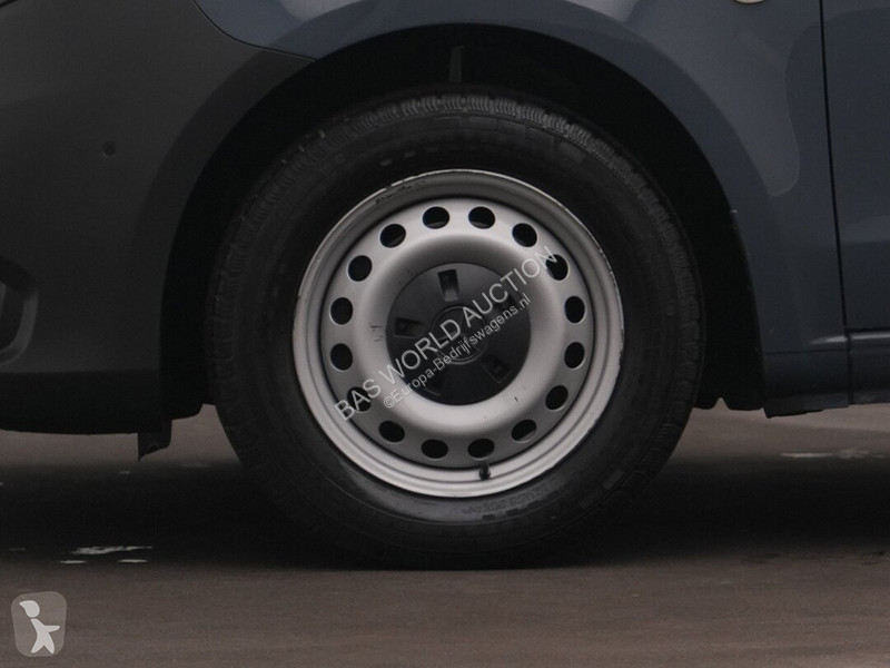 Autoutilitară Mercedes 110