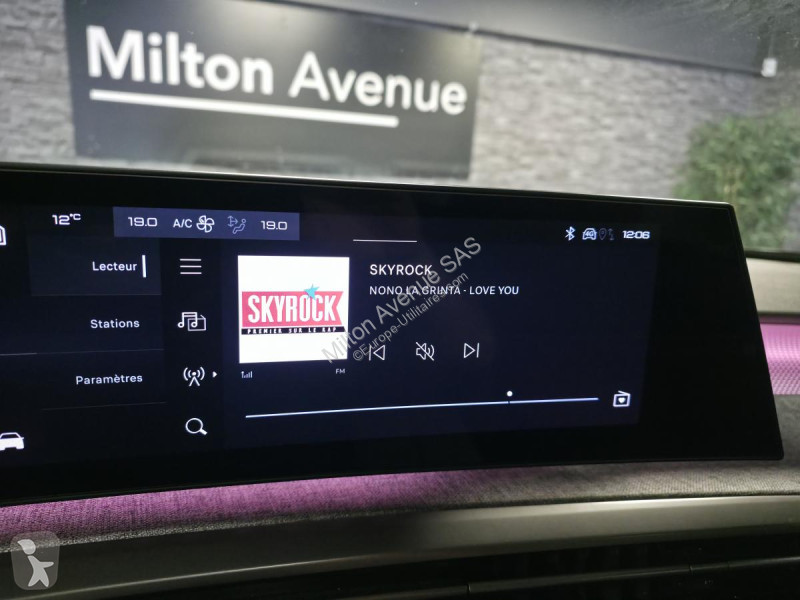 Véhicule utilitaire Peugeot 3008 1.2i Hybrid...