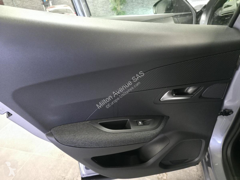 Véhicule utilitaire Peugeot 2008 1.2i Hybrid -...