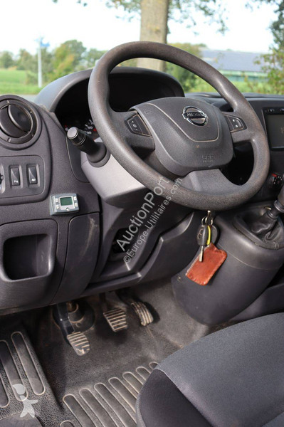 Véhicule utilitaire Nissan