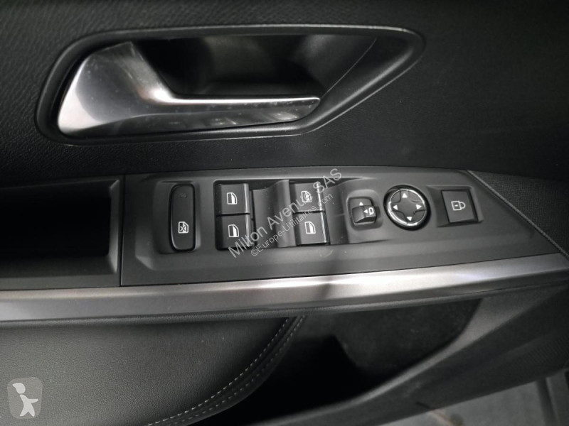 Véhicule utilitaire Peugeot 3008 1.2i Hybrid...