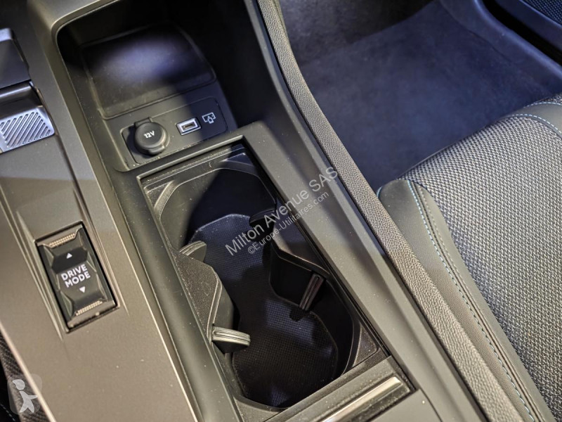 Véhicule utilitaire Peugeot 408 1.2i Hybrid...