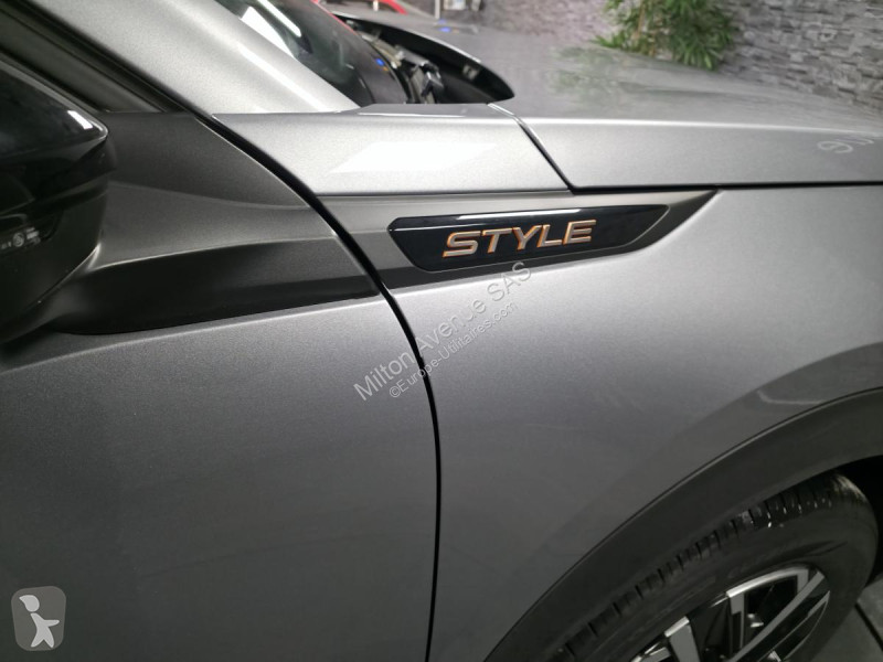 Véhicule utilitaire Peugeot 2008 1.2i Hybrid -...