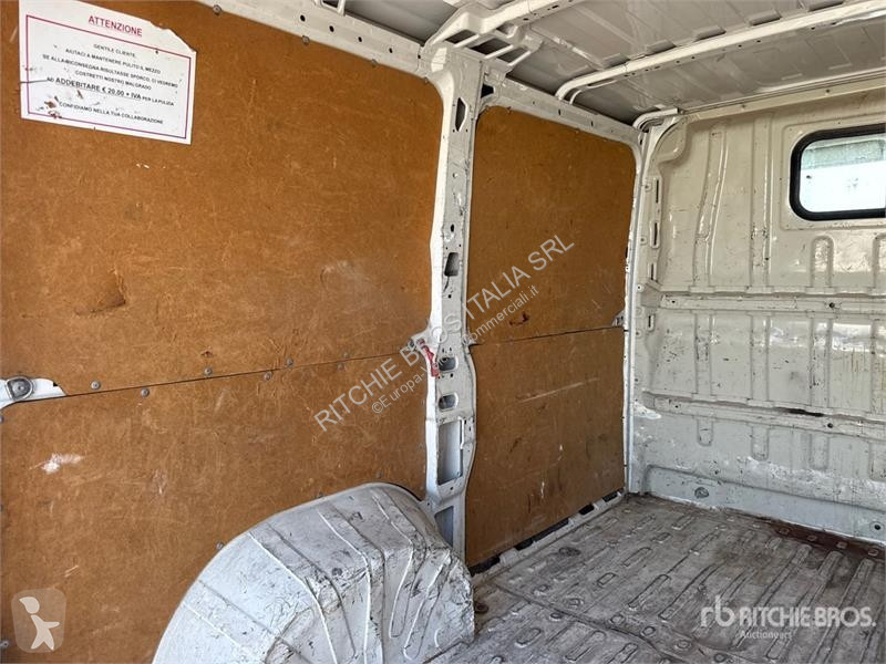 Комерційні автомобілі Peugeot Cargo Van