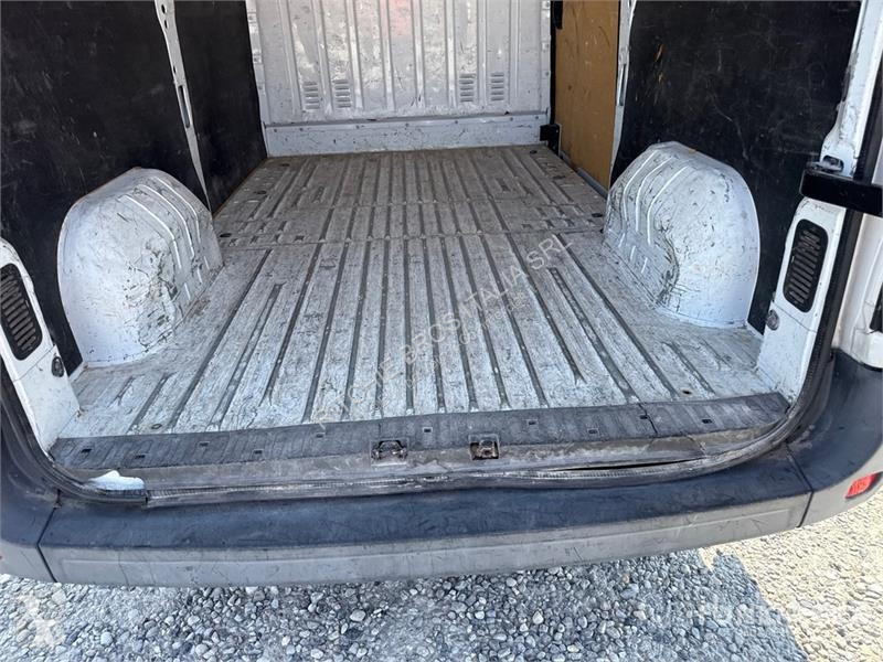 Комерційні автомобілі Renault 125DCI Cargo Van