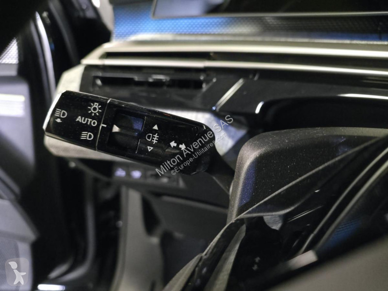 Véhicule utilitaire Peugeot 3008 1.2i Hybrid...