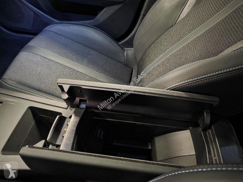 Véhicule utilitaire Peugeot 408 1.2i Hybrid...