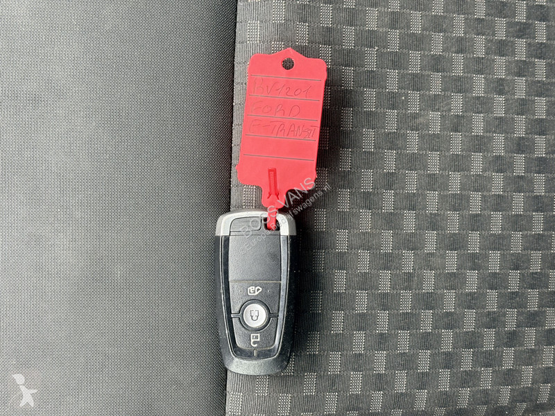 Véhicule utilitaire Ford 68kWh 184PK L3H3 317km...