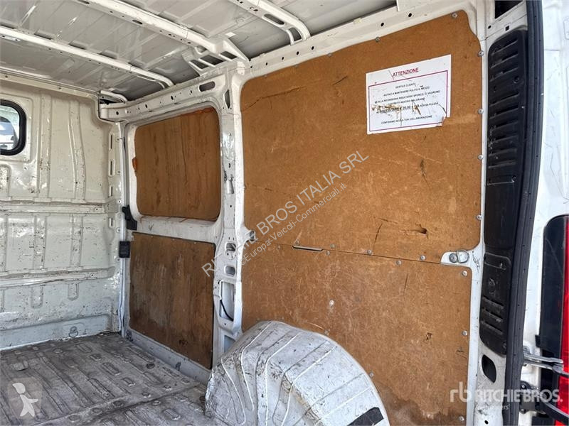 Комерційні автомобілі Peugeot Cargo Van