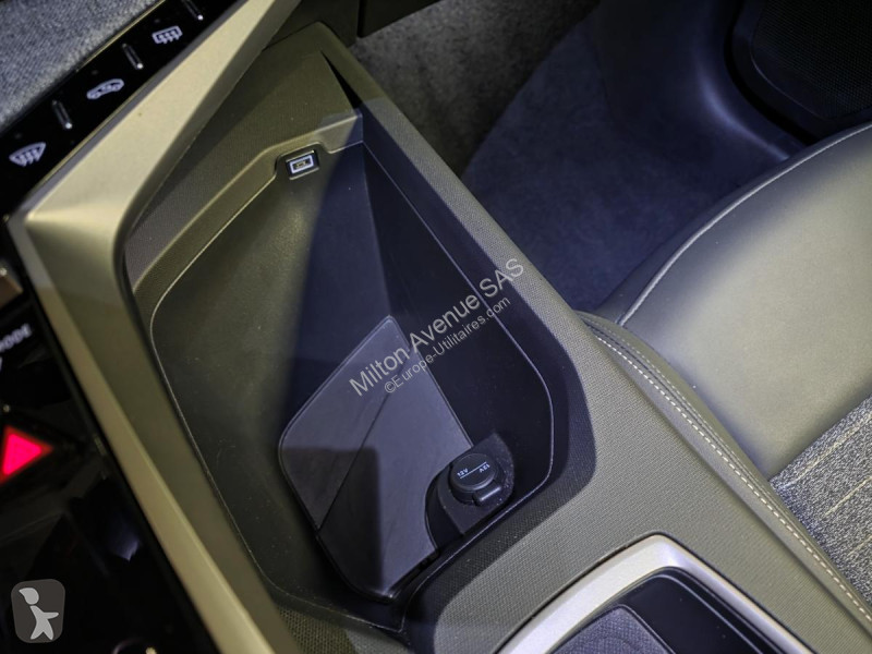 Samochód dostawczy Peugeot 3008 1.2i Hybrid...