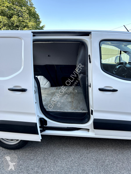 Véhicule utilitaire Peugeot Standard 1000KG 1.5...