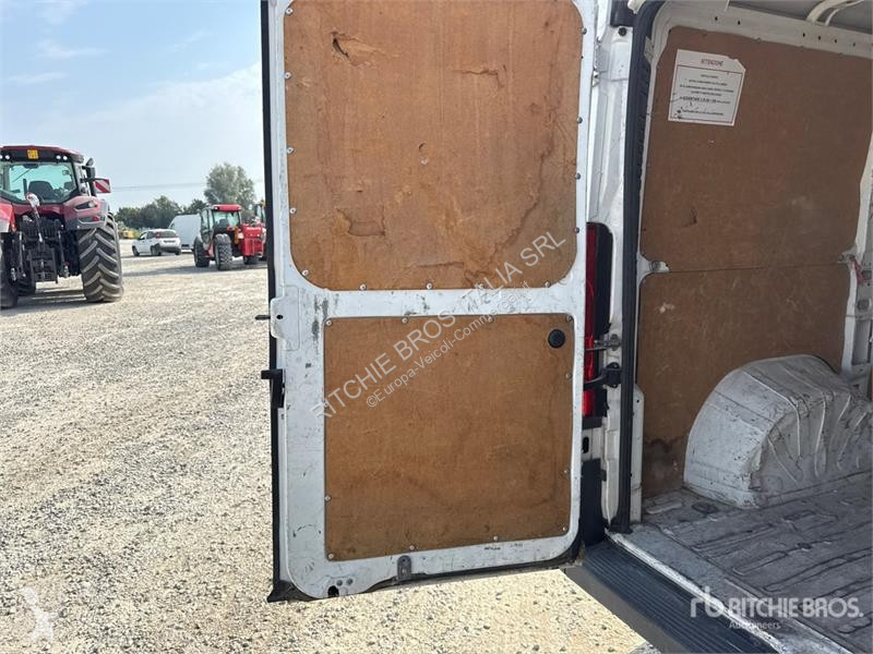 Комерційні автомобілі Peugeot Cargo Van