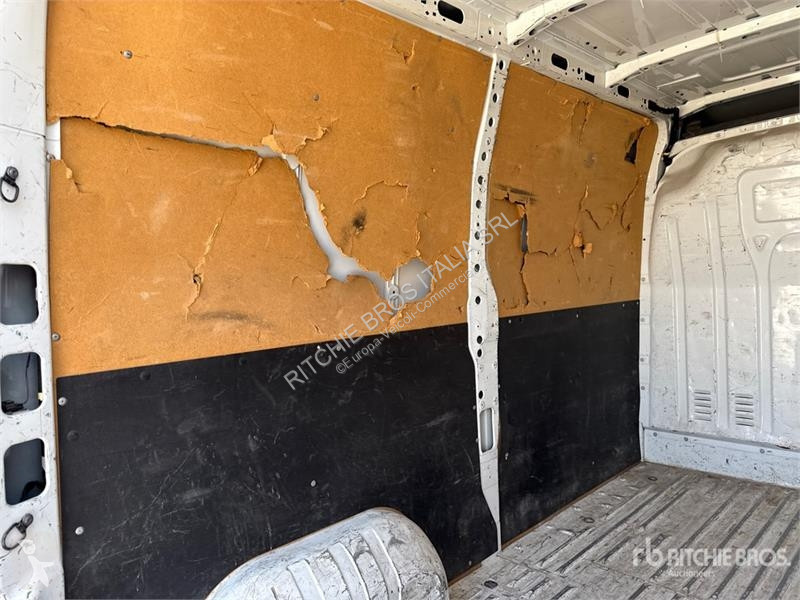 Комерційні автомобілі Renault 125DCI Cargo Van