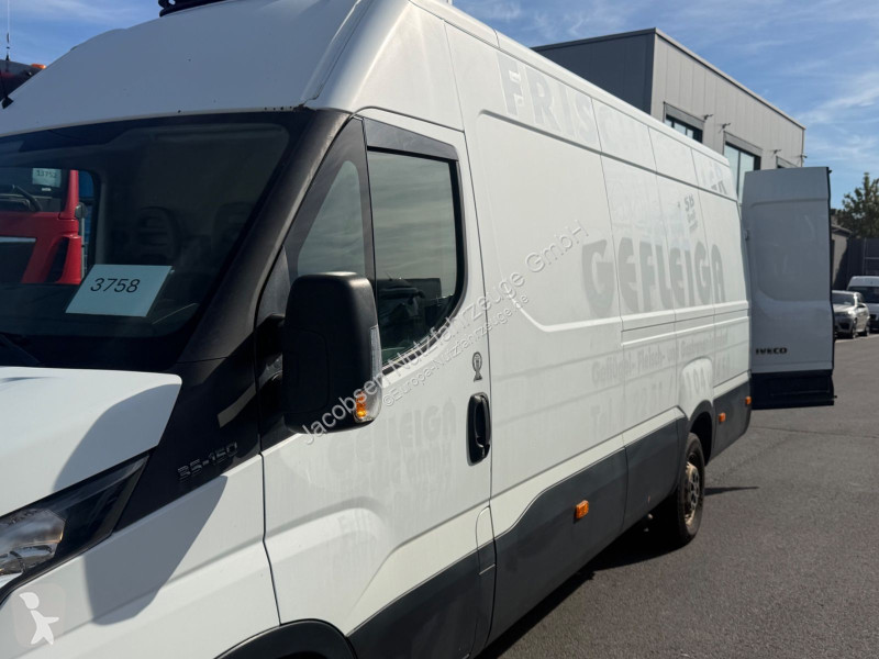 Véhicule utilitaire Iveco 35s15 Carrier Xarios...