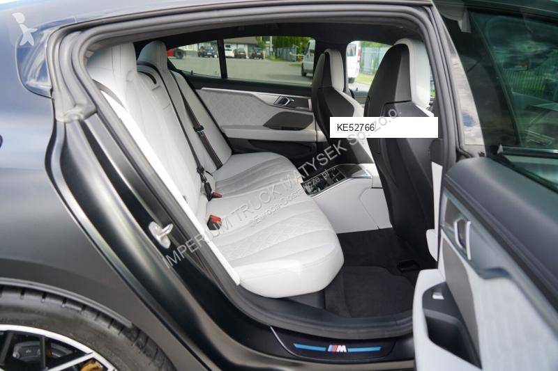 Véhicule utilitaire BMW M8