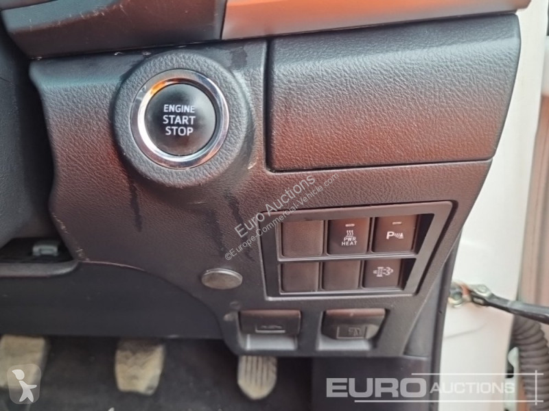 Véhicule utilitaire Toyota Hilux Invincible