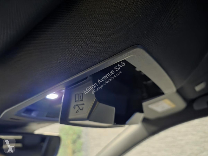 Samochód dostawczy Peugeot 3008 1.2i Hybrid...