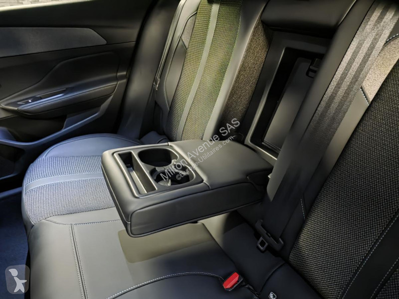 Véhicule utilitaire Peugeot 408 1.2i Hybrid...
