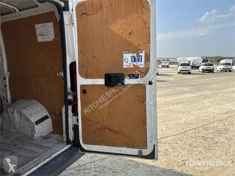 Комерційні автомобілі Peugeot Cargo Van